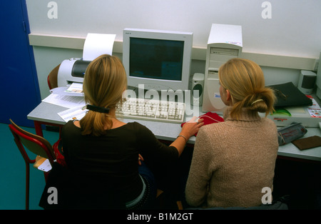 Marcq-En-Baroeul Frankreich zwei Mädchen im Teenageralter auf Computer arbeiten Stockfoto