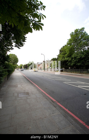 Bromley-Straße in der Nähe von nstige im Südosten London. Stockfoto