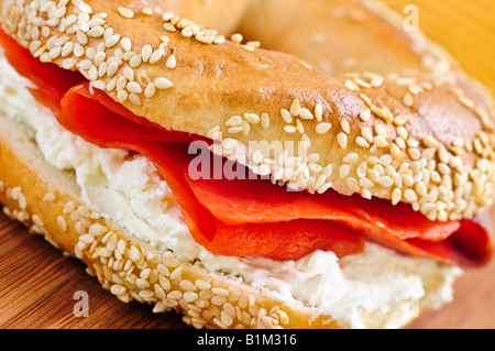 Frischen Bagel mit geräuchertem Lachs und Frischkäse Stockfoto