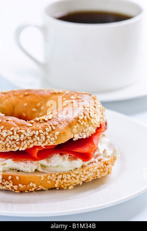 Leichte Mahlzeit mit geräuchertem Lachs Bagel und Kaffee Stockfoto