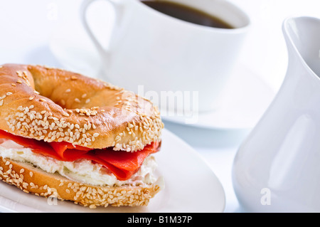 Leichte Mahlzeit mit geräuchertem Lachs Bagel und Kaffee Stockfoto