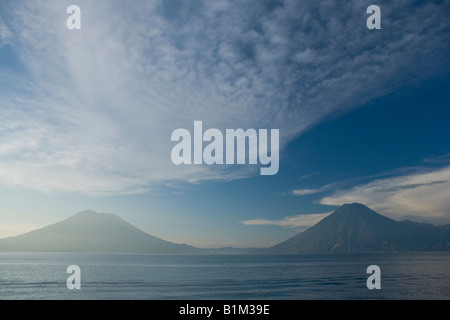 Lake Atitlan Toliman und Atitlan twin Vulkane Guatemala Stockfoto