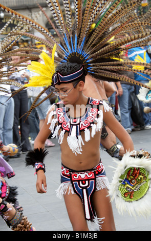 Junge mexikanische junge Tanz im aztekischen Kostüm, Zocalo Quadrat, Plaza De La Constitución, Mexico City, Mexiko Stockfoto