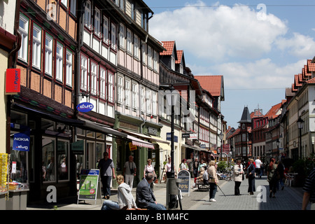 Halbe Fachwerkhaus und bemalten Ladenfronten im Zentrum von Wernigerode, Harz Mountains, Deutschland, Deutschland Stockfoto