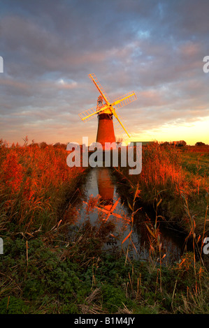 St Benets Windmill kurz vor einem dramatischen Sonnenuntergang auf den Norfolk Broads National Park, UK. Stockfoto