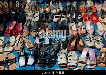 Eine Auswahl an Schuhen zum Verkauf an eine französische Second Hand Markt Stockfoto