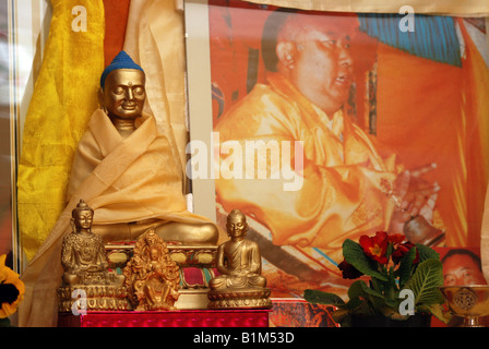 Drei Statuen von Gautama Buddha (großer und kleiner auf links und rechts) und Maitreya (zukünftige Buddha) Figur im Gebetsraum Stockfoto