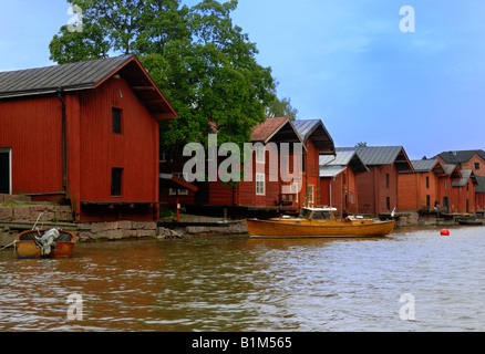 Die Zeile des hölzernen Schuppen entlang der Porvoo Fluss, Finnland, Europa. Stockfoto