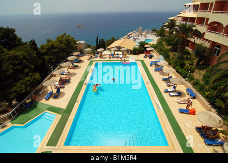 Schwimmbad in Yaliskari Palace Hotel (Golden View), griechische Insel Korfu Stockfoto