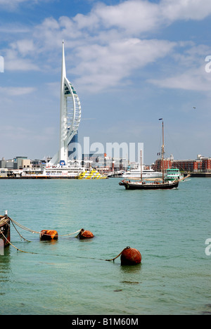 Der Spinnaker Tower am Eingang zum Hafen von Portsmouth Stockfoto