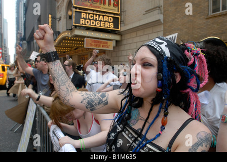 Mitglieder der Anti Scientology Gruppe nannten sich Anonymous protest außerhalb der Scientology-Kirche in Midtown New York Stockfoto