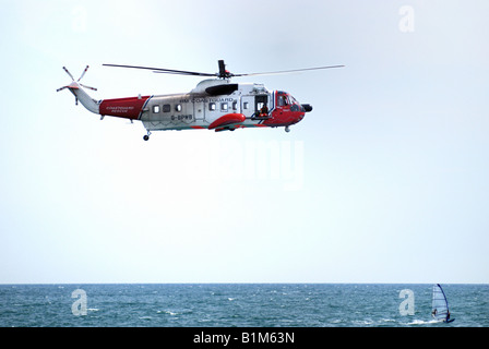 Luft-See-Rettungshubschrauber über windsurfer Stockfoto