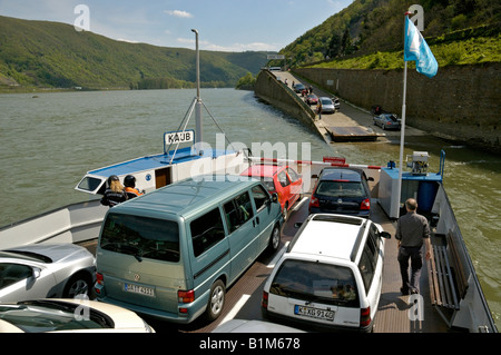 Auf die Autofähre in Kaub, Rhein, Mitteldeutschlands. Stockfoto