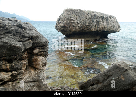 Ionisches Meer aus felsigen Küste in der Nähe von Sinarades Stadt auf der griechischen Insel Korfu Stockfoto