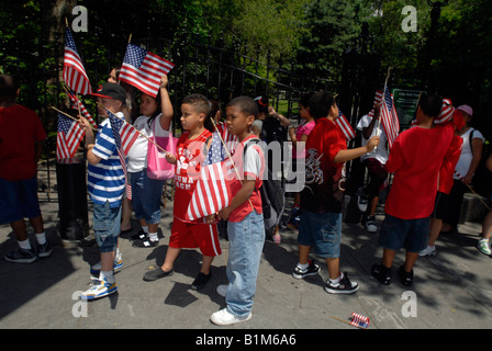 Studenten aus New York Schulen marschieren in die jährliche Flag Day Parade in New York City Hall Park ab Stockfoto
