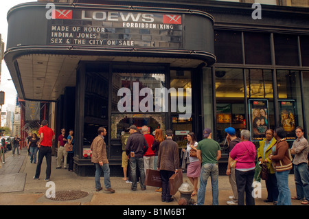 Kinogänger warten auf Linie, um an einem Loews-Kino in New York Tickets Stockfoto