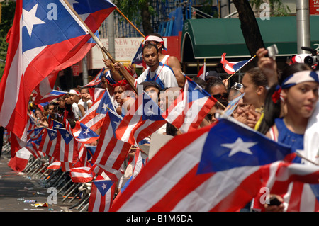 Zuschauer beobachten die 13. jährlichen nationalen Puerto Rican Day Parade in New York City an der Fifth Avenue Stockfoto