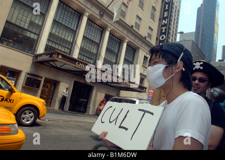 Mitglieder der Anti Scientology Gruppe nannten sich Anonymous protest außerhalb der Scientology-Kirche in Midtown New York Stockfoto