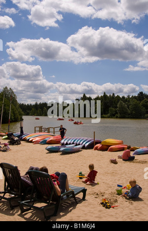 Menschen auf Urlaub bei Center Parcs an Elveden in der Nähe von Thetford, Großbritannien Stockfoto