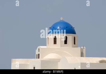 Blaue Kuppel der Kirche in Santorini, Griechenland Stockfoto