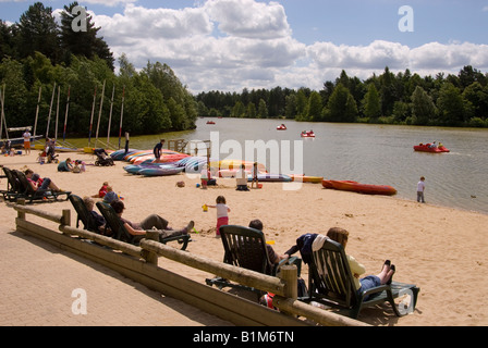 Menschen auf Urlaub bei Center Parcs an Elveden in der Nähe von Thetford, Großbritannien Stockfoto