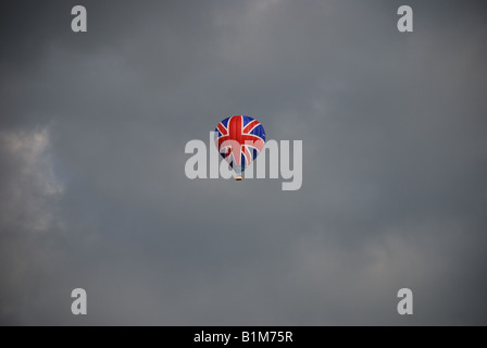 Abends Sonnenlicht auf einen Union Jack Hot Air Balloon gegen einen bewölkten Himmel Stockfoto