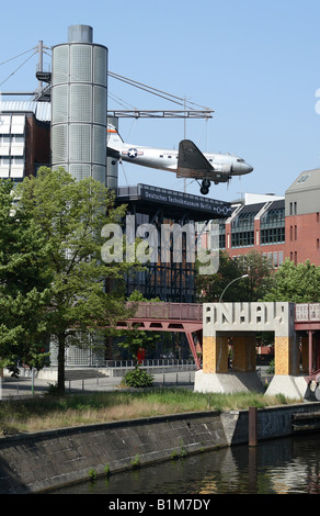 Berlin Deutschland Deutsches Technikmuseum science Technische Museum Gebäude mit C-47 Dakota Rosinenbomber Flugzeuge in Kreuzberg Stockfoto