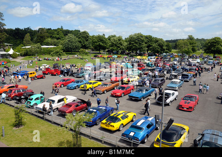 Eine hohe Aussicht auf Autos montiert bei einer Auto-Show im New Forest Stockfoto