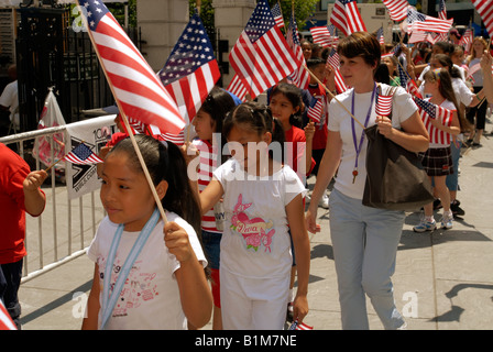 Studenten aus New York Schulen marschieren in die jährliche Flag Day Parade in New York City Hall Park ab Stockfoto