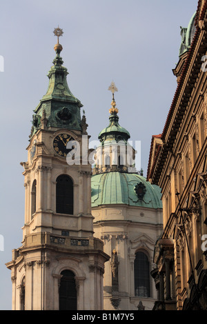 Die südlichen gewölbte Türme der St.-Nikolaus-Kirche auf dem Malostrana Platz gesehen von der Straße führt von der Karlsbrücke Stockfoto