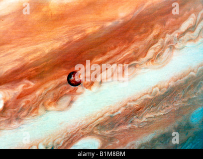 Jupiter mit dem Mond Io das Innerste der 4 größten Monde umkreisen Jupiter Stockfoto