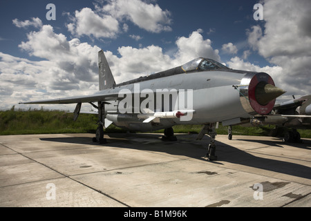 British/English Electric Lightning mit Sidewinder-Raketen auf Flugplatz geparkt. Stockfoto