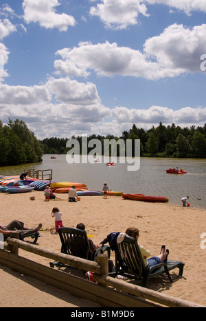 Menschen auf Urlaub bei Center Parcs an Elveden in der Nähe von Thetford, Großbritannien Stockfoto