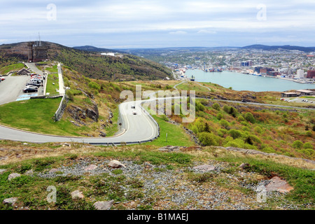 St. Johns Stadtbild, Hafen und Cabot Tower von Damen Lookout auf dem Signal Hill Stockfoto