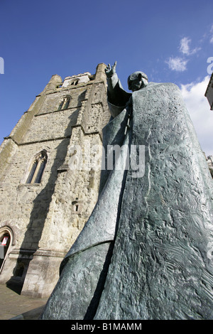 Stadt von Chichester, England. Philip Jackson Skulptur des Heiligen Richard mit dem Glockenturm und Chichester Cathedral. Stockfoto