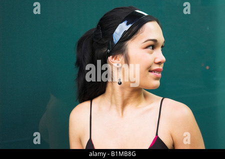 Young Latina Frau über die Schulter schauen Stockfoto