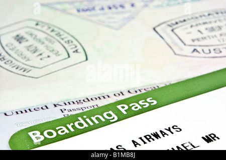 Ein Flugzeug Boarding Pass neben einen britischen Pass Stockfoto