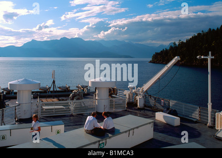 Touristen an Bord BC Ferry segeln von Earls Cove in Jervis Bucht entlang der Sunshine Coast, BC, Britisch-Kolumbien, Kanada Stockfoto