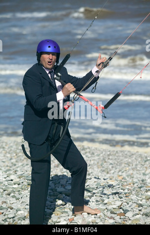 ein Business-Mann in einem Anzug bereit, Kite-surfen zu gehen Stockfoto