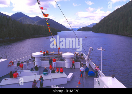 Touristen an Bord BC Ferry segeln in Klemtu Kanal, BC, Britisch-Kolumbien, Kanada - Discovery Coast Passage entlang der Westküste Stockfoto