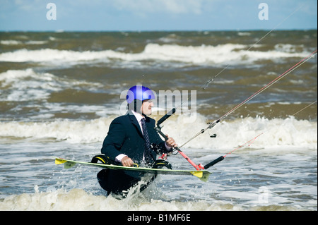 ein Business-Mann in einem Anzug bereit, Kite-surfen zu gehen Stockfoto