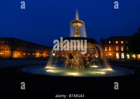 Nacht Schuss von der Brunnen der Schlossplatz und Neues Schloss - Stuttgart, Deutschland Stockfoto