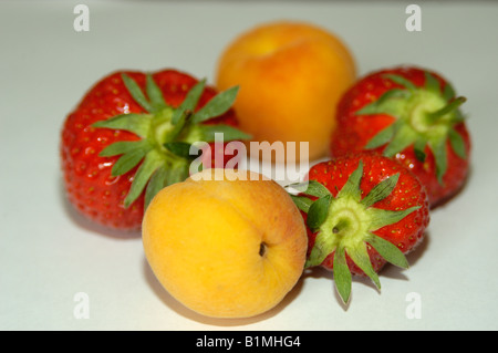 Aprikosen und Erdbeeren Stockfoto