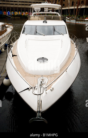 Ein Luxusboot ankern in St Katharine Dock London Stockfoto