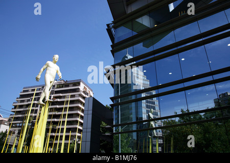 Skulptur steht außerhalb eines Gebäudes, Banking, Santiago, Chile Stockfoto