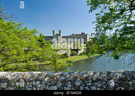 Leeds Castle spiegelt sich in den Fluss Len Maidstone Kent England UK Stockfoto