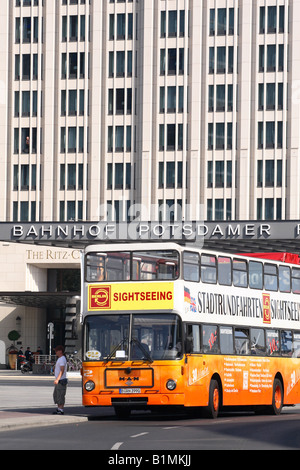 Berlin Deutschland touristischen Sightseeing Tour-Bus am Potsdamer Platz Stockfoto