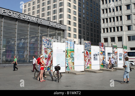 Berlin Deutschland Abschnitte der Berliner Mauer auf dem Display im Stadtzentrum von Potsdamer Platz Stockfoto