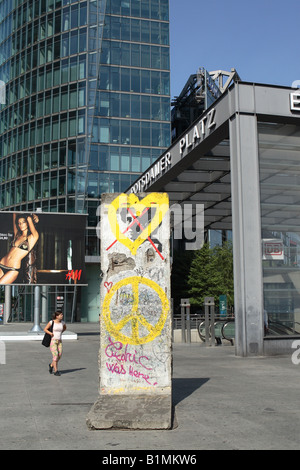 Berlin Deutschland einen Abschnitt der Berliner Mauer steht auf dem Platz in den Potsdamer Platz überqueren Sie den Platz zur Berliner Mauer Stockfoto