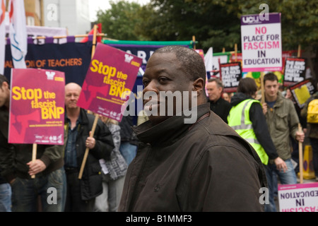 Weyman Bennett Gen Secretary of United gegen Faschismus UAF Veranstalter der Anti-BNP-Rallye in london Stockfoto